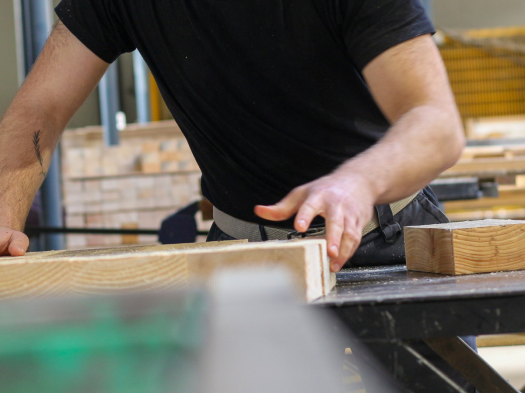 Un buste d'homme à hauteur de table attrape une planche