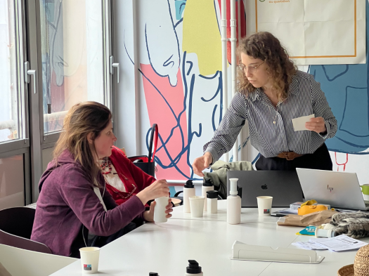 Au siège d'APF France handicap, sur une table, des produits testés par une personne, et présentée par Camille Chevroton